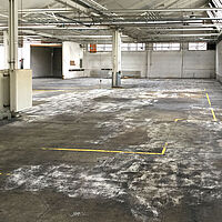 Sanierungsbedürftiger Boden in einer Industriehalle