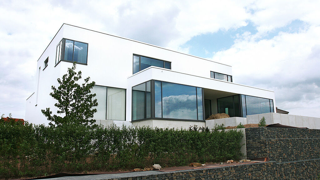 Modernes Wohngebäude mit weißer Fassade