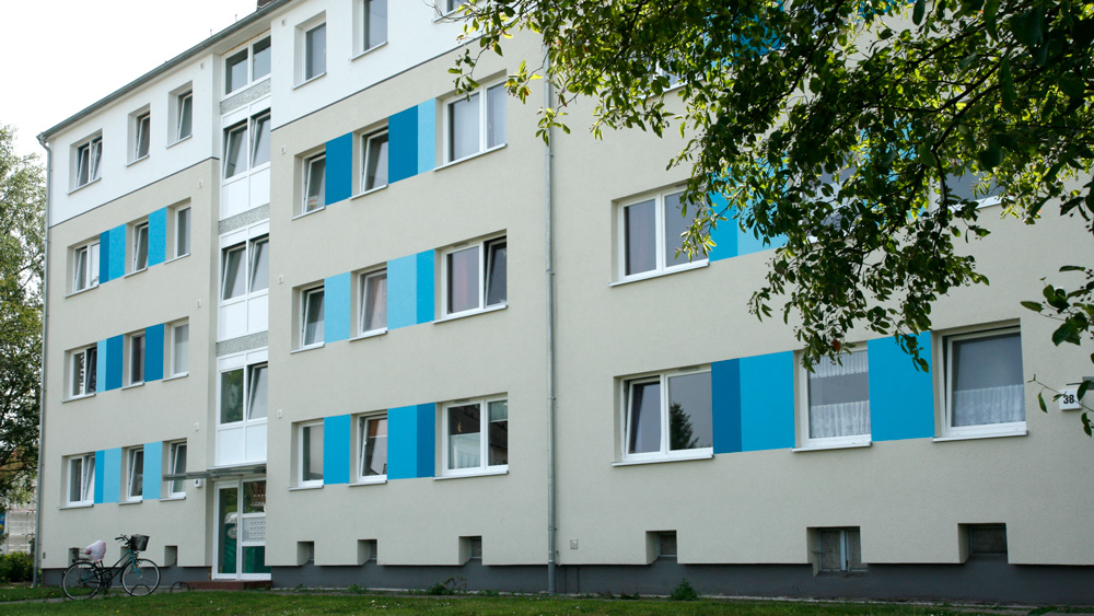 Hausfassade mit blauen rechteckigen Akzenten