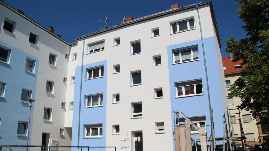 Wohnhaus mit grauer und blauer Fassade